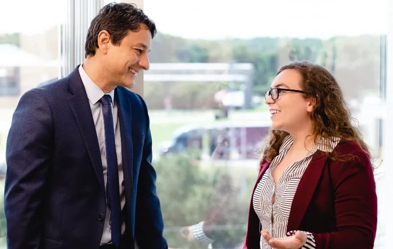 Advogado conversando com cliente
