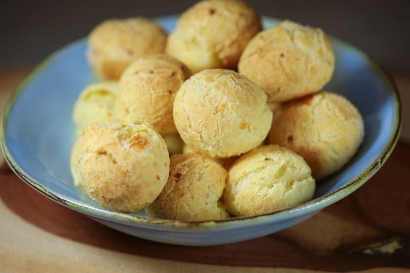 Tigela azul com pães de queijo