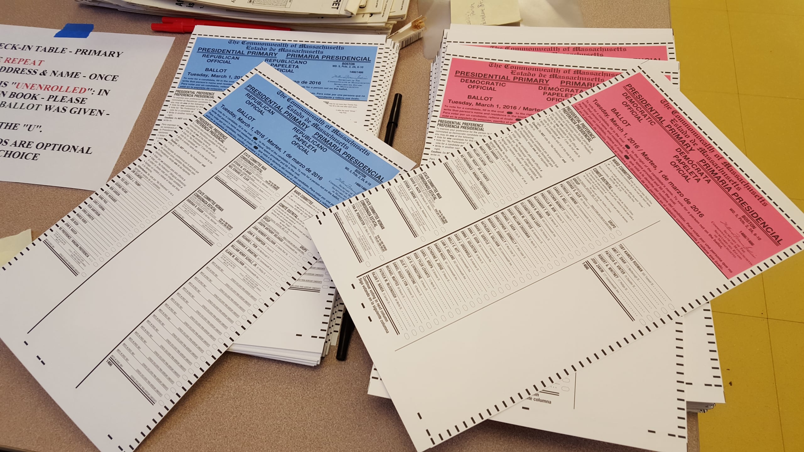 Cédulas de uma eleição primária em Massachusetts, em imagem de arquivo