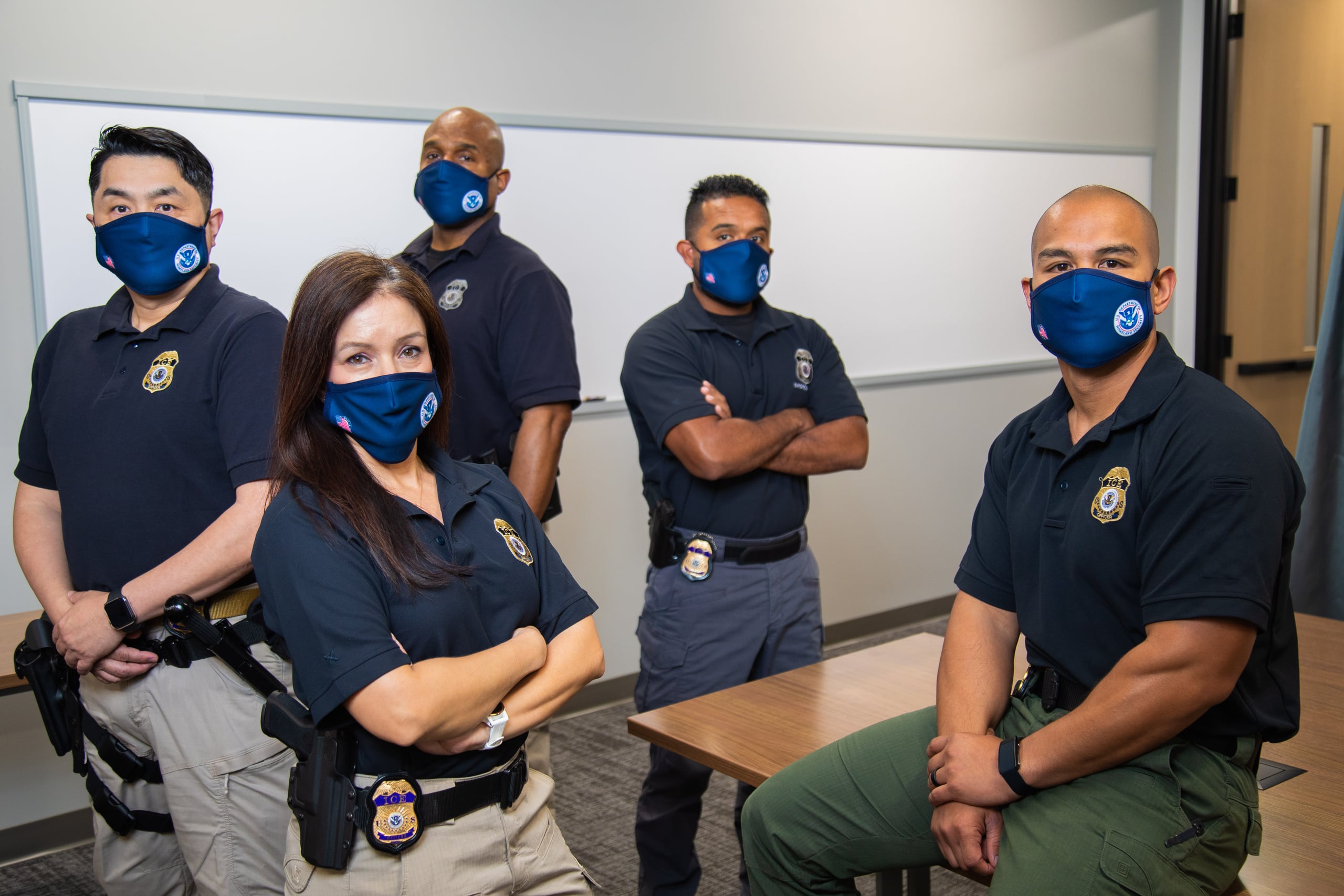 Agentes do ICE em uma operação de fiscalização em Dallas, em 2021; imagem de arquivo, sem relação com as declarações de janeiro de 2026 ou com Minneapolis.