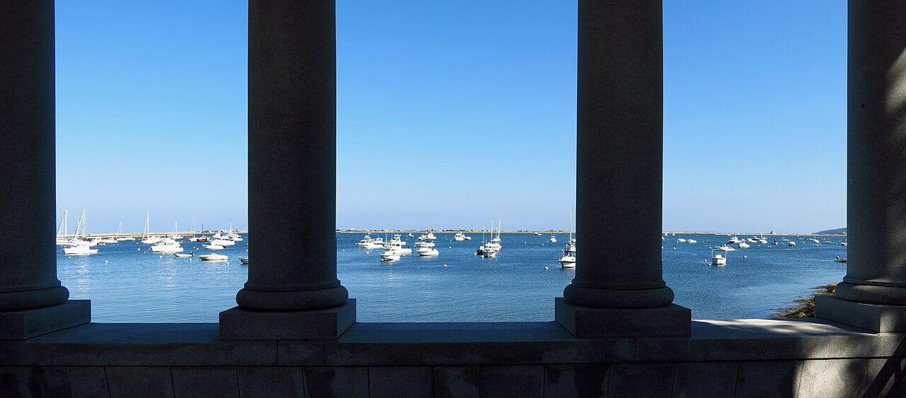 Plymouth Rock no memorial à beira-mar da Water Street