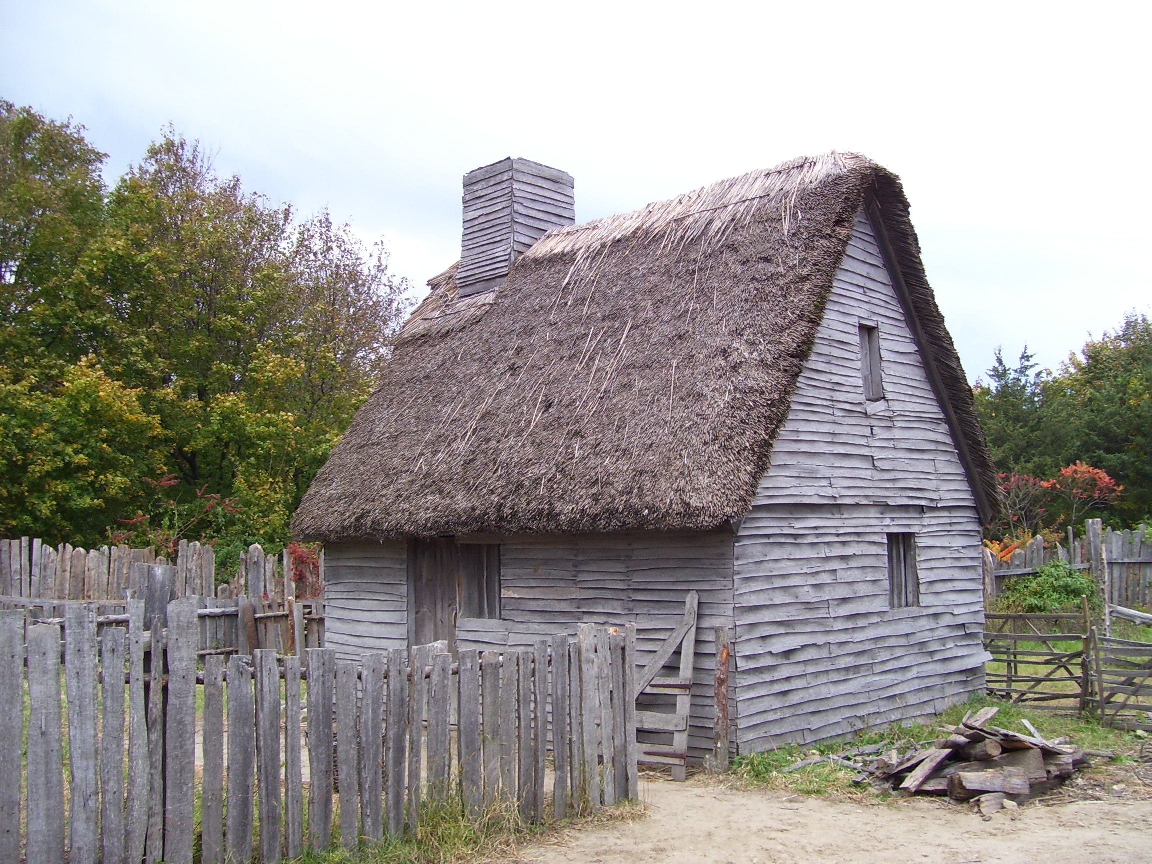 Casa do assentamento inglês reconstituído no museu Plimoth Patuxet, em Plymouth